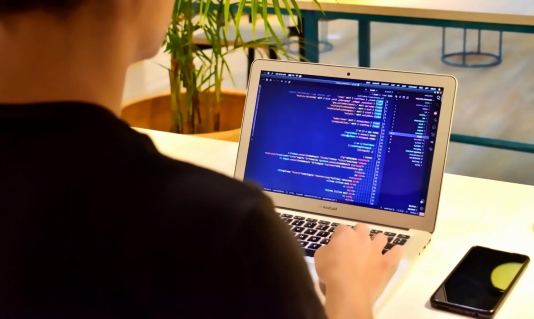 Офис компании Yelmura с современной рабочей обстановкой